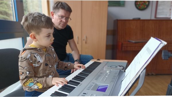 E. ART | GRAJĄ i ŚPIEWJĄ BEZ KOŃCA